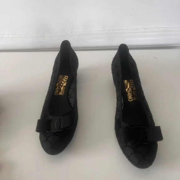 Ferragamo vara mesh bow pump size 7 1/2 nwt - Picture 6 of 16